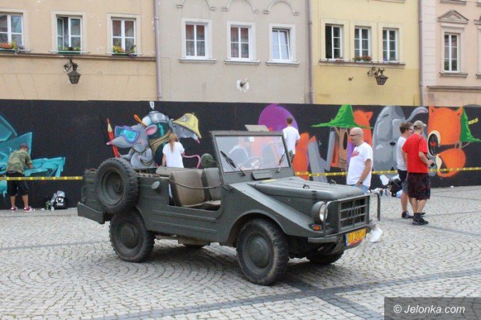 muzyka-taniec-i-graffiti-modziez-na-rynku-foto-58882