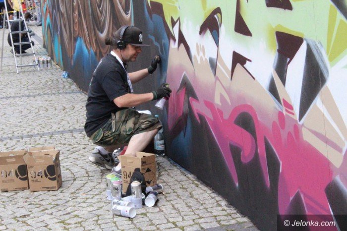 muzyka-taniec-i-graffiti-modziez-na-rynku-foto-58882