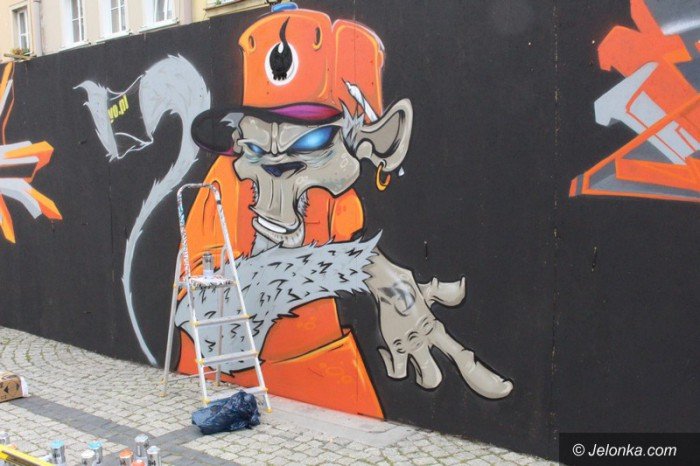 muzyka-taniec-i-graffiti-modziez-na-rynku-foto-58882