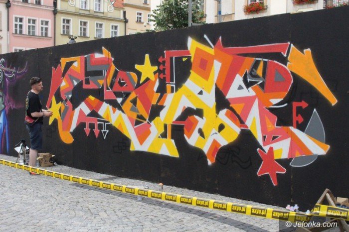 muzyka-taniec-i-graffiti-modziez-na-rynku-foto-58882