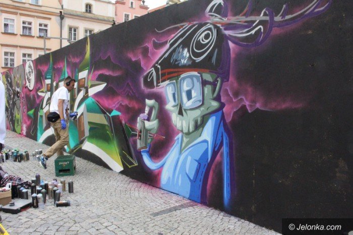muzyka-taniec-i-graffiti-modziez-na-rynku-foto-58882