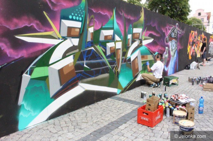 muzyka-taniec-i-graffiti-modziez-na-rynku-foto-58882