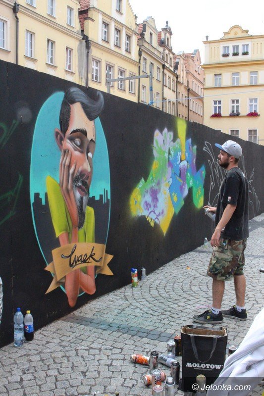 muzyka-taniec-i-graffiti-modziez-na-rynku-foto-58882