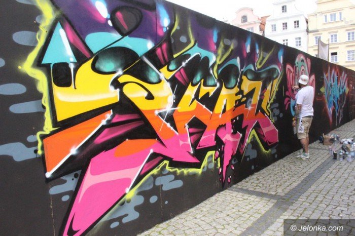 muzyka-taniec-i-graffiti-modziez-na-rynku-foto-58882
