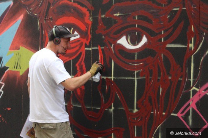 muzyka-taniec-i-graffiti-modziez-na-rynku-foto-58882