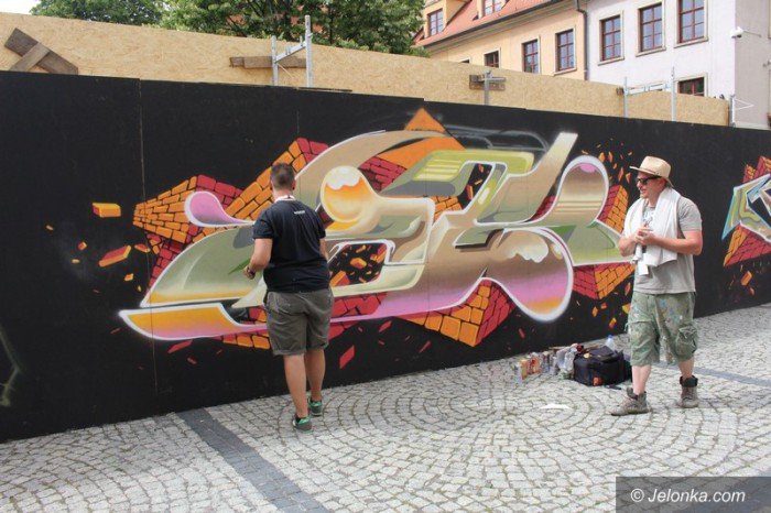 muzyka-taniec-i-graffiti-modziez-na-rynku-foto-58882