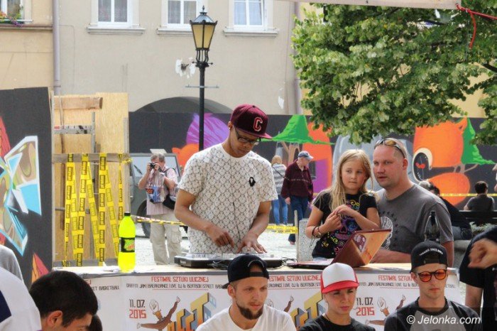 muzyka-taniec-i-graffiti-modziez-na-rynku-foto-58882