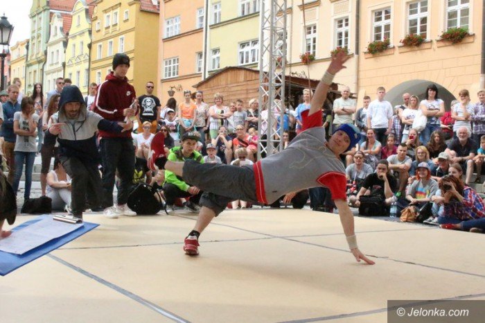 muzyka-taniec-i-graffiti-modziez-na-rynku-foto-58882