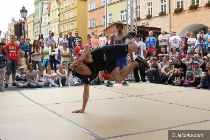 muzyka-taniec-i-graffiti-modziez-na-rynku-foto-58882