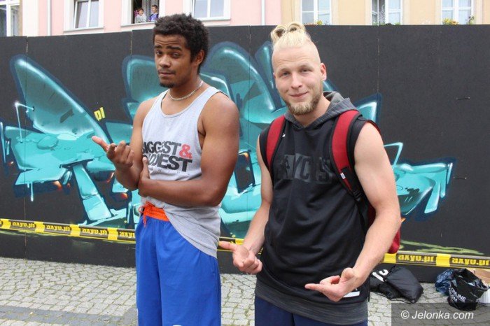 muzyka-taniec-i-graffiti-modziez-na-rynku-foto-58882