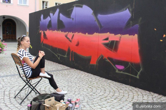 muzyka-taniec-i-graffiti-modziez-na-rynku-foto-58882