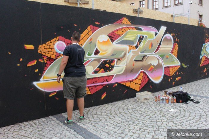 muzyka-taniec-i-graffiti-modziez-na-rynku-foto-58882