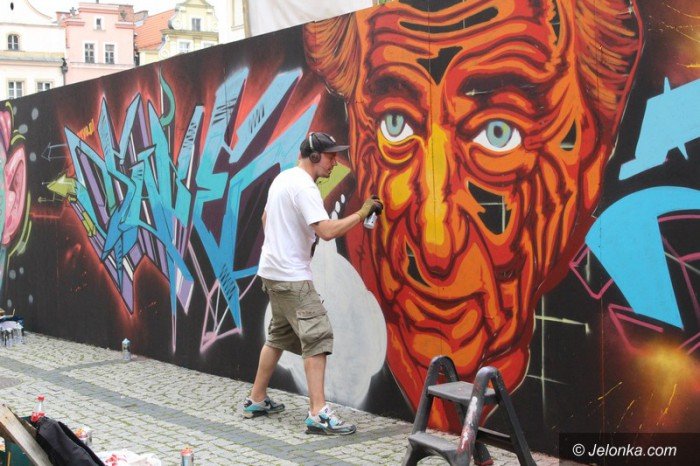 muzyka-taniec-i-graffiti-modziez-na-rynku-foto-58882