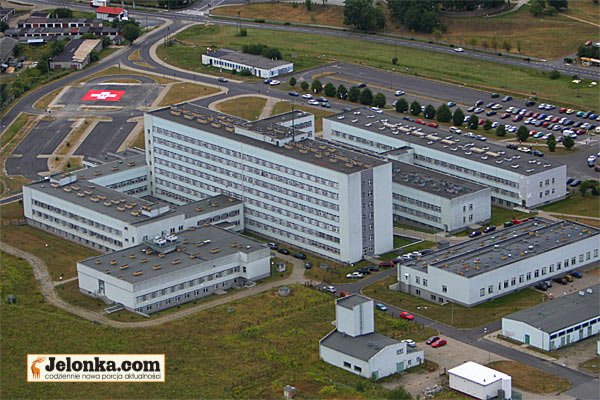 Widok szpitala z lotu ptaka. W tle widać lądowisko.