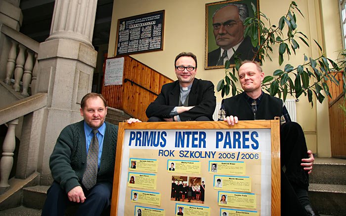 Ryszard Misiek, ks. Wojciech Dąbrowski i Lechosław Trębicki są zadowoleni z osiągnięć swych uczniów.