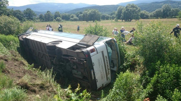 autobus-pksu-wpad-do-rowu-sa-ranni-foto-aktualizacja-58952
