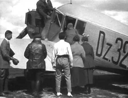 Pasażerowie wsiadający do samolotu Junkers W33