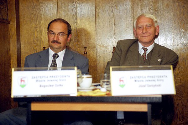 Józef Sarzyński (z prawej) nie ma samochodu, skromnie mieszka, ale ma ekonomiczny talent.