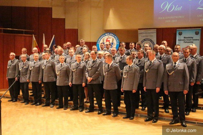 odznaczenia-i-awanse-policjantom-wreczone-foto-59125