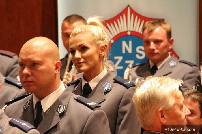 odznaczenia-i-awanse-policjantom-wreczone-foto-59125
