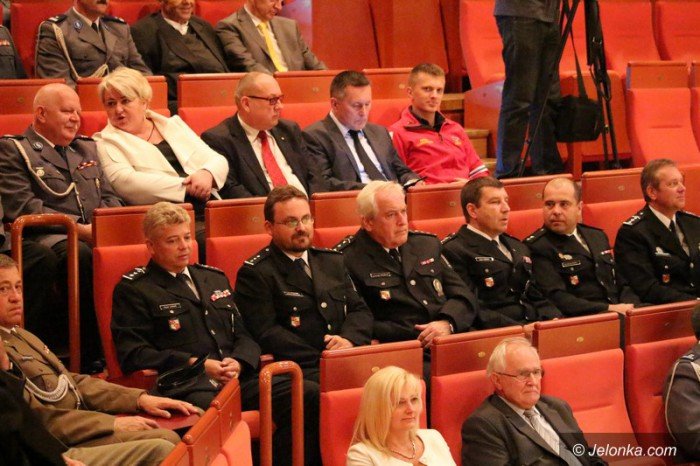 odznaczenia-i-awanse-policjantom-wreczone-foto-59125