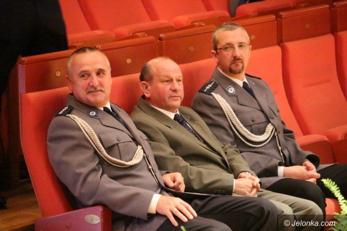 odznaczenia-i-awanse-policjantom-wreczone-foto-59125