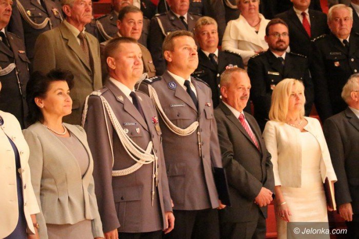 odznaczenia-i-awanse-policjantom-wreczone-foto-59125