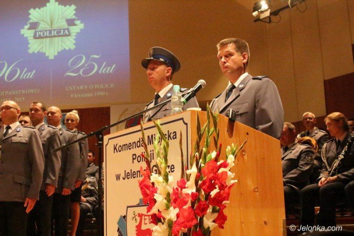 odznaczenia-i-awanse-policjantom-wreczone-foto-59125