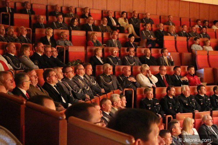 odznaczenia-i-awanse-policjantom-wreczone-foto-59125