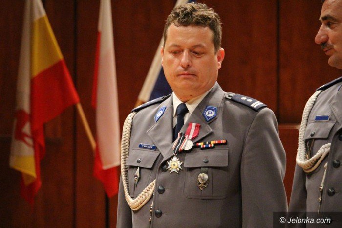 odznaczenia-i-awanse-policjantom-wreczone-foto-59125