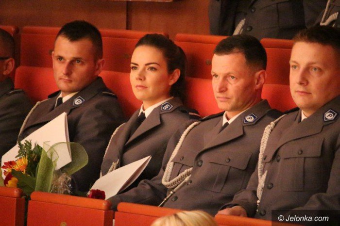 odznaczenia-i-awanse-policjantom-wreczone-foto-59125