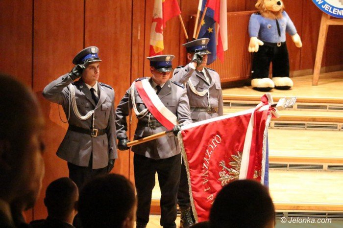 odznaczenia-i-awanse-policjantom-wreczone-foto-59125