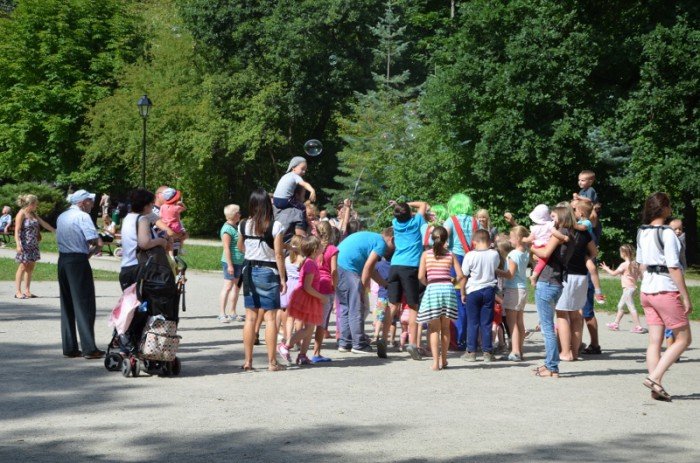 niezdarny-gapcio-bawi-dzieci-w-parku-norweskim-foto-59176