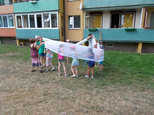 trwa-skok-w-blok-i-mnostwo-sie-dzieje-fot-59229