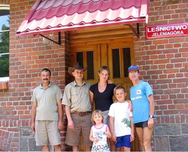 Rowerowy ambasador stolicy Karkonoszy z gospodarzami leśniczówki Jeleniagóra.
