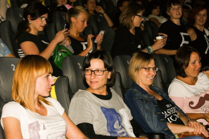 salwy-smiechu-w-kinie-kobiet-foto-59579