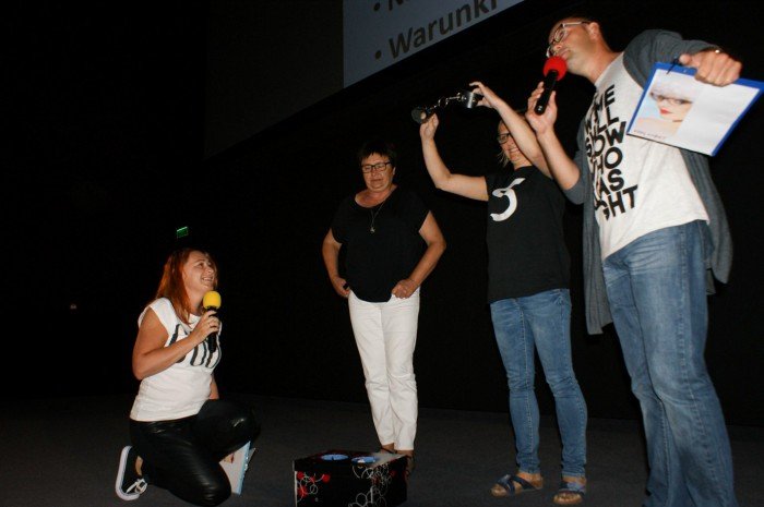 salwy-smiechu-w-kinie-kobiet-foto-59579