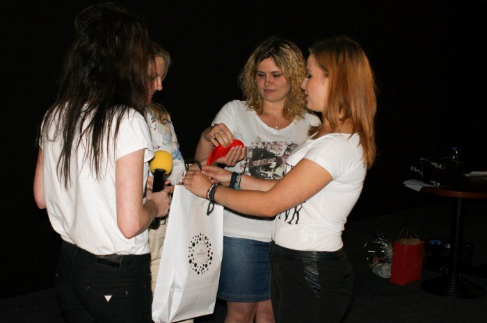 salwy-smiechu-w-kinie-kobiet-foto-59579
