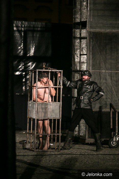 apokaliptyczna-wizja-tragedii-szekspira-w-deszczu-foto-59751