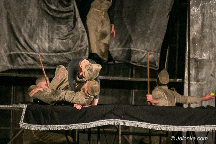 apokaliptyczna-wizja-tragedii-szekspira-w-deszczu-foto-59751