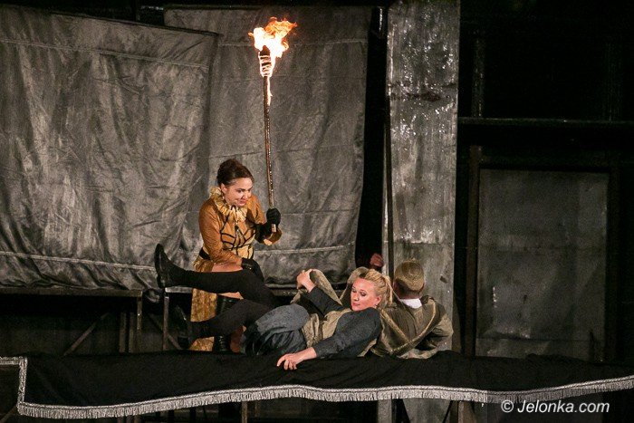 apokaliptyczna-wizja-tragedii-szekspira-w-deszczu-foto-59751
