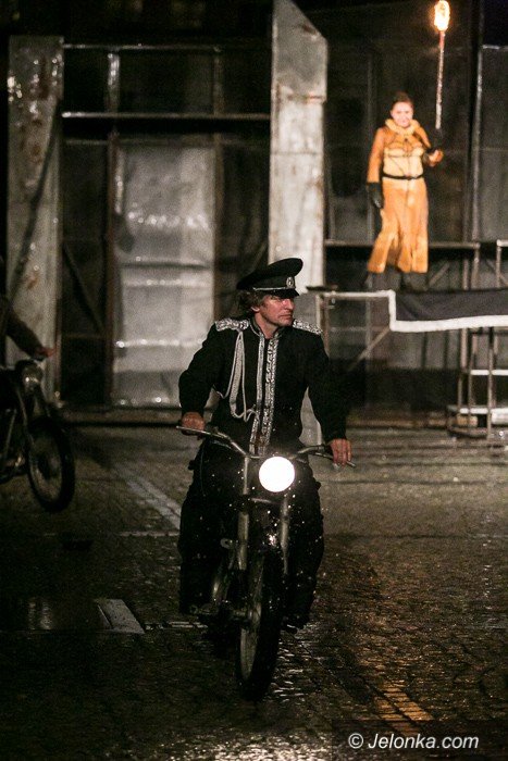 apokaliptyczna-wizja-tragedii-szekspira-w-deszczu-foto-59751