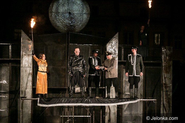 apokaliptyczna-wizja-tragedii-szekspira-w-deszczu-foto-59751
