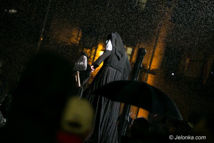 apokaliptyczna-wizja-tragedii-szekspira-w-deszczu-foto-59751