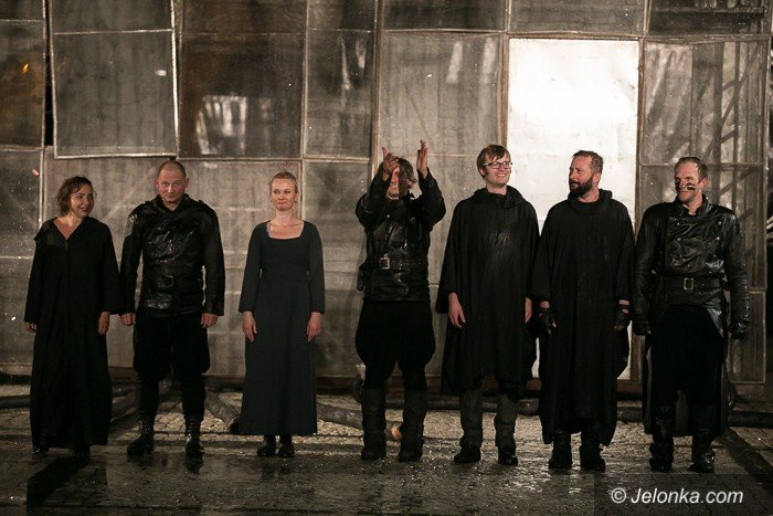 apokaliptyczna-wizja-tragedii-szekspira-w-deszczu-foto-59751