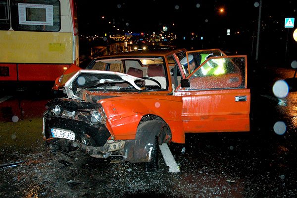 Po uderzeniu w autobus polonez nadaje się tylko na złom.