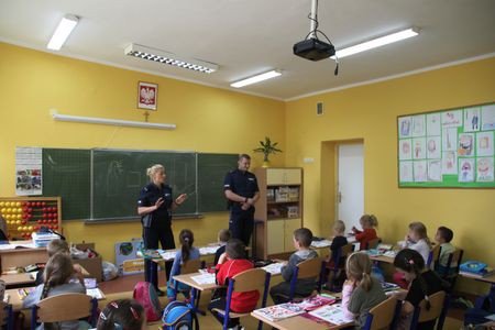 policjanci-z-dziecmi-i-modzieza-o-bezpieczenstwie-foto-59811