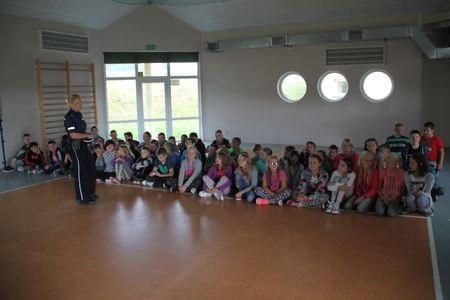 policjanci-z-dziecmi-i-modzieza-o-bezpieczenstwie-foto-59811
