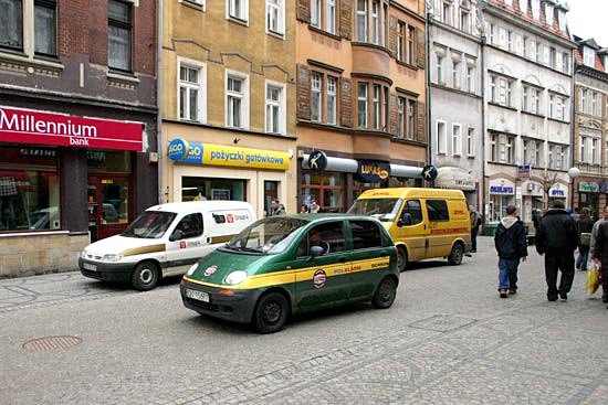 Na samochody poruszające się po takcie śródmiejskim narzekają piesi.