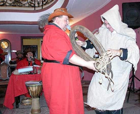 Wojewoda Krzysztof Grzelczyk (z mikrofonem) wymawia się od otrzęsin.